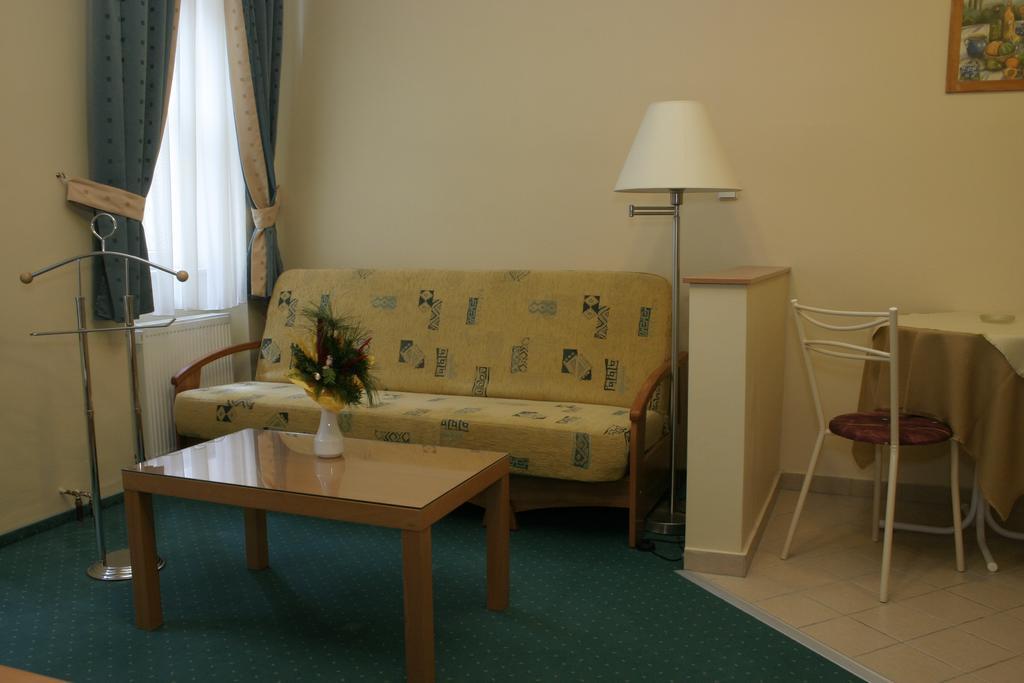 Kucko Panzio Gyor Apartment Екстериор снимка